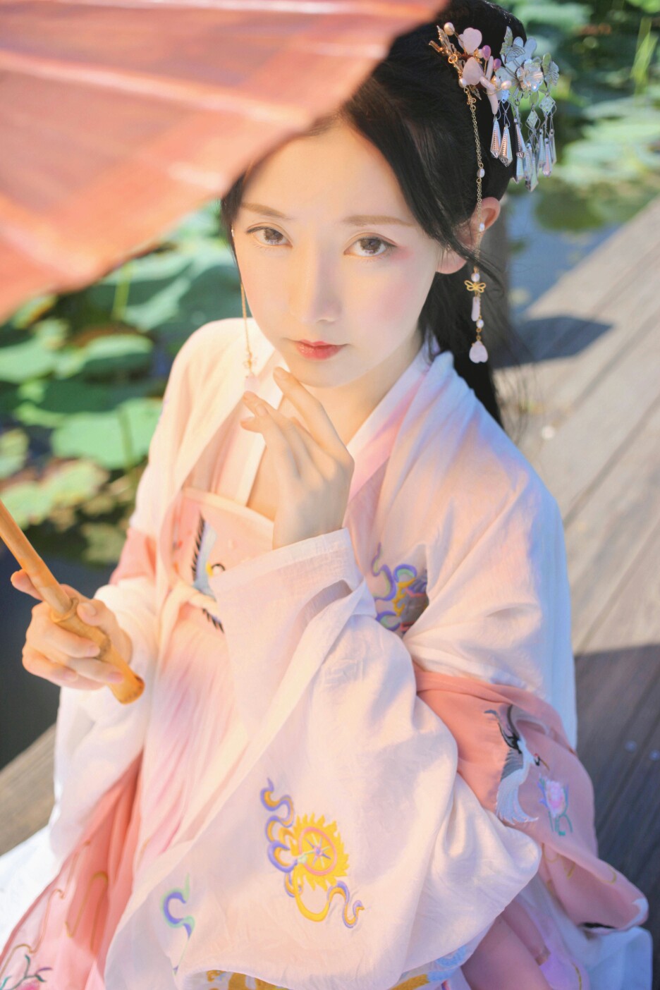 采莲曲 | 麝兰 #汉服之美#
荷叶罗裙一色裁， 芙蓉向脸两边开。
乱入池中看不见， 闻歌始觉有人来。
出镜/弥秋君
摄 / 赏味期先生
衣 / 芥子记