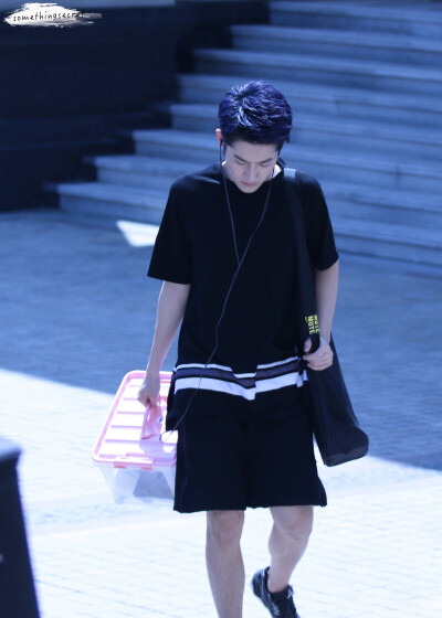 帅哥上班？下班？网剧超星星学园拍摄时期饭拍