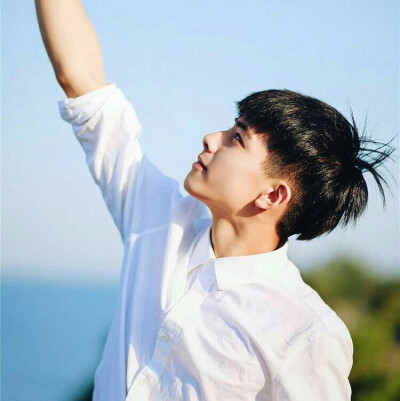 希望未来遇到一个和老头一样穿着白衬衫的人 我的额头刚好到他下巴的位置 真好