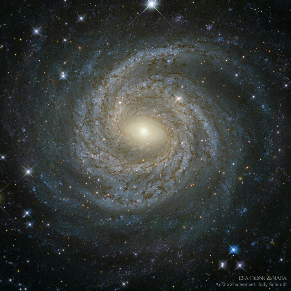 每日一天文图，宏伟的旋涡星系NGC 6814，由哈勃太空望远镜拍摄。