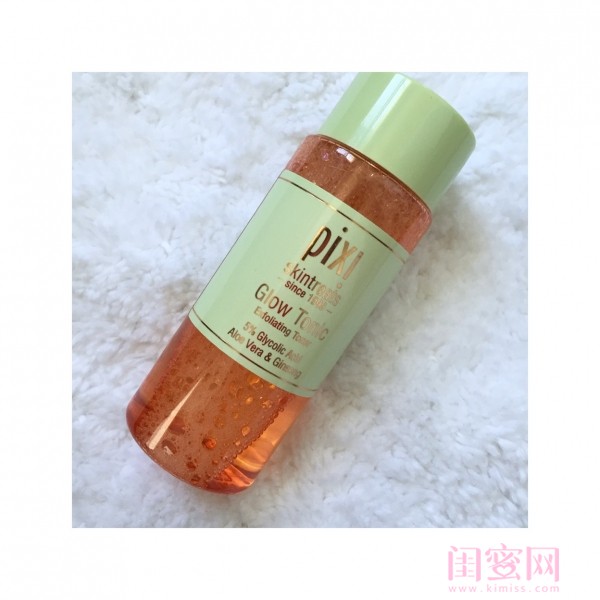 Pixi Glow Tonic Pixi是一个来自英国小众护肤品牌，这个水的名字就叫GlowTonic，含有5%浓度的甘醇酸（果酸的一种）以及芦荟还有人参成分，并且无油不含酒精。这是一款敏感肌可用的去角质型化妆水，效果很惊艳，我大约用到第三次的时候吧，第二天一早醒来就明显觉得脸上毛孔变得超级漂亮皮肤也有了那种健康通透的光泽感，超级惊艳。在我脸上效果让皮肤变通透的效果比神仙水还要好一些，而且也不会像神仙水一样让我皮肤变干，这点我很喜欢。