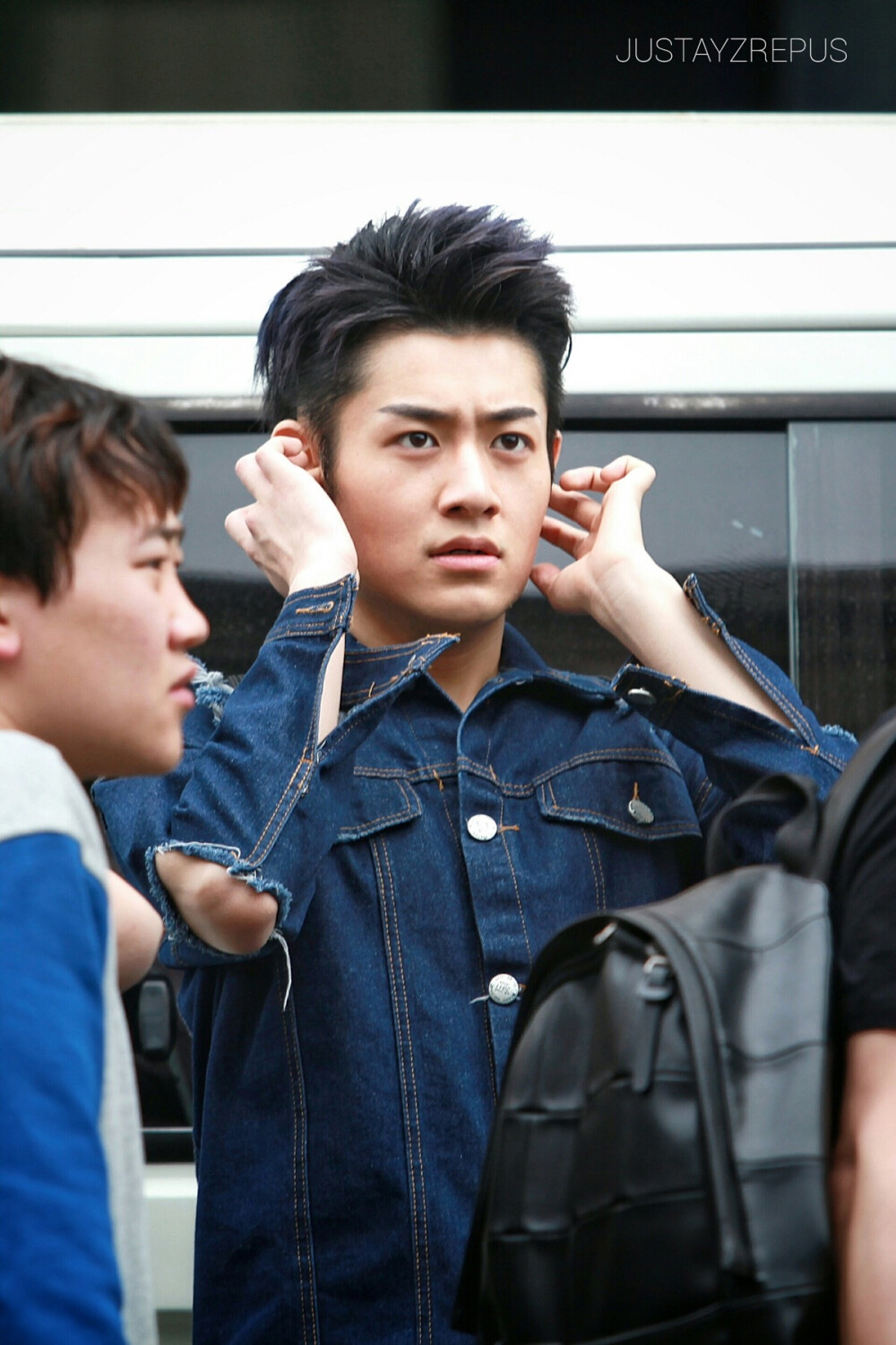 路过的声响惊扰了你