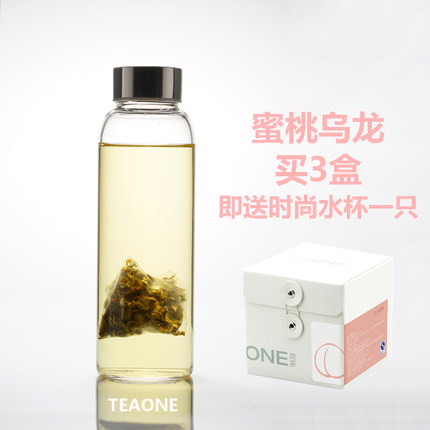 白桃乌龙冷泡茶 60元36包
【淘宝】TEAONE 店
【白桃鲜绿茶】白天
超大玻璃瓶泡绿茶，再加上浓缩桃汁（tb买），放冰箱冰一晚上就行。如果是普通桃汁要放一大半进去。
OR【白桃乌龙茶】TB买