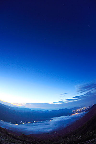 天空下 云海 灯光闪烁 美景 鱼肚白