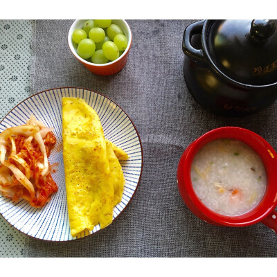 #早餐打卡#干贝鲜虾粥+蛋饼（泡菜）+水果