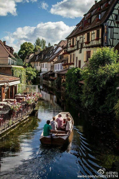 法国阿尔萨斯，童话般的小镇科尔马（Colmar），从桥上可以看到以前船夫和洗衣店在水中的倒影，景色美丽。动画电影《哈尔的移动城堡》中的小镇原型就是这里。
