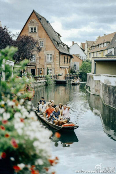 法国阿尔萨斯，童话般的小镇科尔马（Colmar），从桥上可以看到以前船夫和洗衣店在水中的倒影，景色美丽。动画电影《哈尔的移动城堡》中的小镇原型就是这里。
