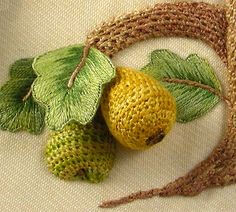 very nice. Mom woul love this. She made the most gorgeous crocheted
bunches of grapes... stumpwork 立体刺绣