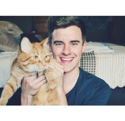 来自微博：ElizabethPuttonen
#ConnorFranta# 比猫咪还要可爱的connor