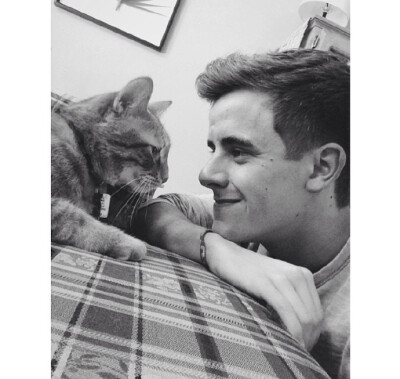 来自微博：ElizabethPuttonen
#ConnorFranta# 比猫咪还要可爱的connor