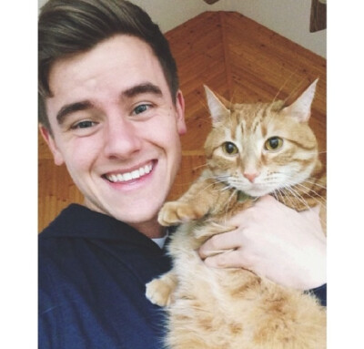 来自微博：ElizabethPuttonen
#ConnorFranta# 比猫咪还要可爱的connor