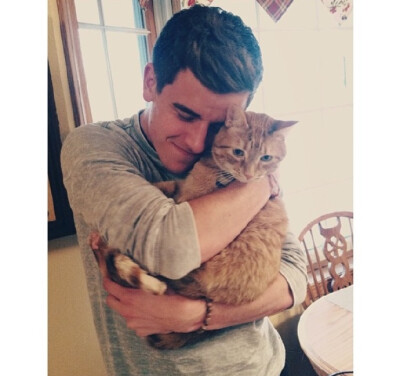 来自微博：ElizabethPuttonen
#ConnorFranta# 比猫咪还要可爱的connor