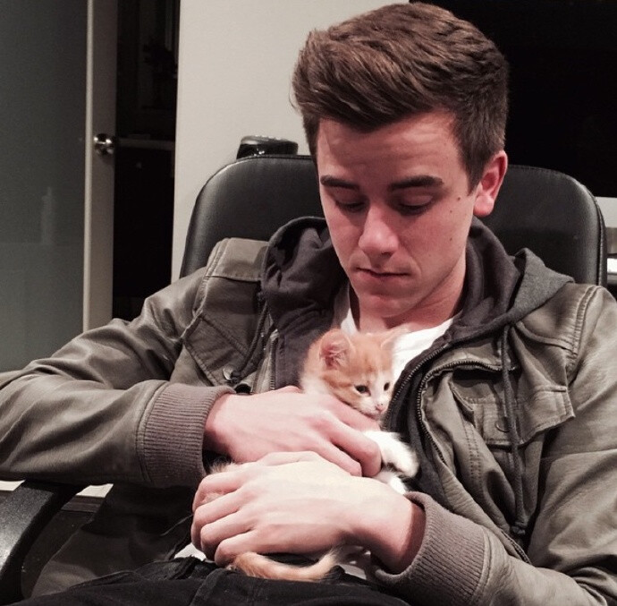 来自微博：ElizabethPuttonen
#ConnorFranta# 比猫咪还要可爱的connor