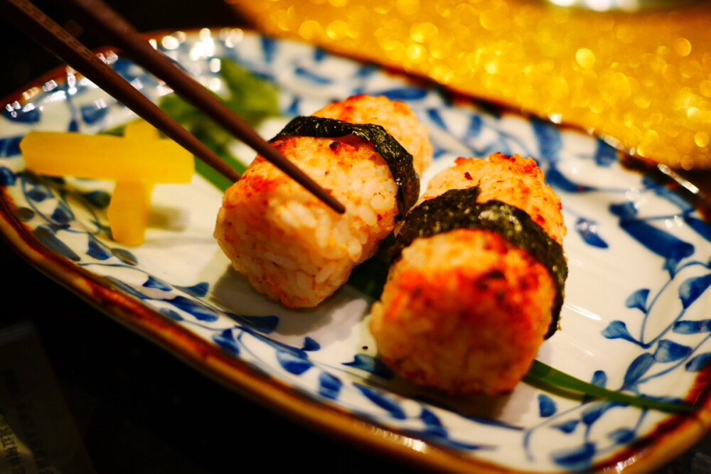 今晚最好吃的食物！木有之一 「黄金烤饭团」外边的米粒全部脆脆滴好脆好脆脆蛋天～旁边搭味的萝卜条也是好吃的我已经把膝盖献给了做烤饭团的师傅