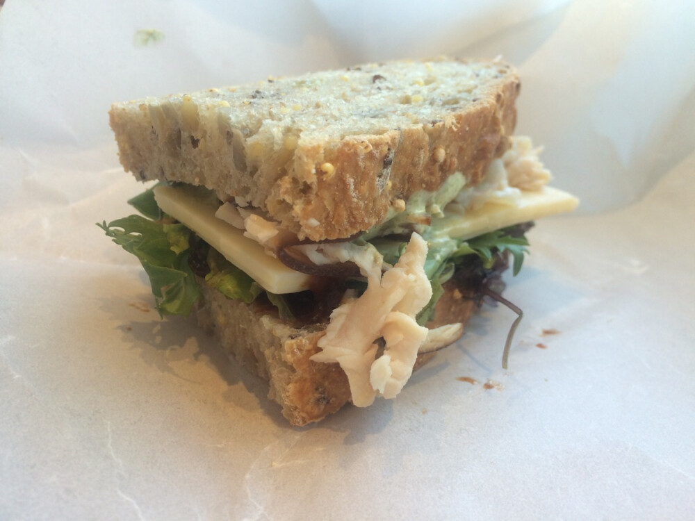 亲自尝试了Smoked Turkey Sandwich from Flour Bakery + Café，味道是真的不错！
地址：1595 Washington St, Boston
12 Farnsworth St, Boston
190 Massachusetts Ave, Cambridge
“一直是小编的心头好，因为食物太好吃啦，而且健康美味。同时，可以将任意一种三明治的夹料改成沙拉的做法也是让健身减脂的吃货们多了一个选择。店里最最出名的招牌Sticky Buns，每家分店一天可以卖出150-200只哟~（温馨小贴示：不过他家忙时一般人爆满，可能需要提前找位置喔！）” from 波士顿留学网