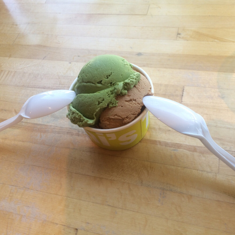 尝试了来自Toscanini's Ice Cream的冰淇淋 选的口味是green tea和coffee 味道不错，但感觉并没有评论的那么好吃～ 可以尝试～～地址；
899 Main St.,Cambridge
“被《纽约时报》赞誉为全世界最好吃的冰淇淋Toscanini's Ice Cream，位于Cambridge”--波士顿留学网