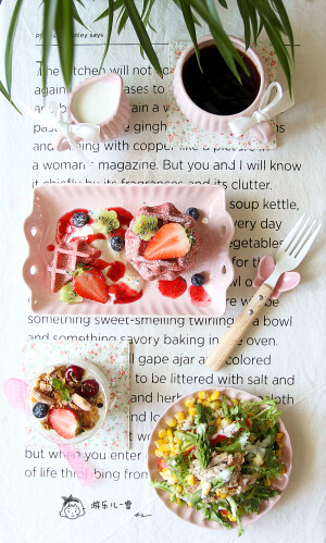 周五早餐：粉红全麦华夫+酸奶水果杯+蔬菜沙拉+无糖咖啡。
明天周末啦，周五对我来说就是打扫冰箱，不再买新的，里面有啥吃啥。
揉了个全麦无油华夫，加了点红曲粉，颜色好看，吃着还健康，就是口感没有辣末松软，喜欢的加我公粽号，明天整理方子给大家（评论有图扫一扫）。
自制酸奶今天要消灭掉，一部分沾着华夫吃，一部分加麦片吃，姆明夫妻今天很恩爱出镜！
沙拉，很多人问我放什么，我真心觉得芦笋和玉米拌起来好好吃，要是有鱼肉罐头放点，更好！
咖啡不加糖只倒些牛奶，减脂期喝起来~