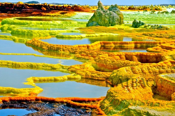 Dallol (达洛尔) ,埃塞俄比亚
Dallol Volcano 并非无人接触之地，附近有采盐的活动，但因接近火山，所以并无人居住，但最让人着迷的是，科学家认为，这个犹如外星般的风景，和伽利略卫星中最接近木星的卫星–Io 有着惊人的相似之处。