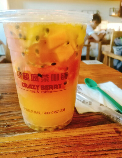 在闷热的夏天来一大杯水果加果汁最赞了～(≧▽≦)