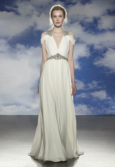 Jenny Packham
Jenny Packham出生于英国汉普郡，毕业于Central Saint Martins（中央圣马丁学院）。1988年首次推出个人成衣系列，2001年新开发婚纱系列。Jenny Packham常被称为”红毯女王战衣“
