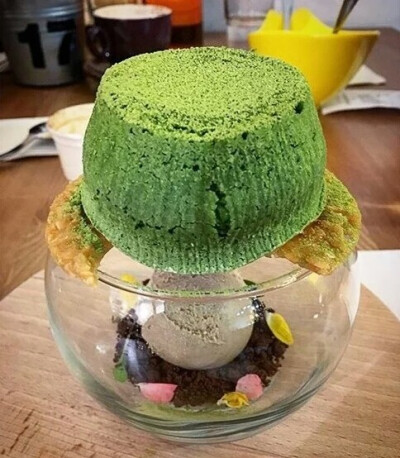 Matcha Avalanche 一款抹茶蛋糕里的爆浆来融化底下冰激凌的甜品