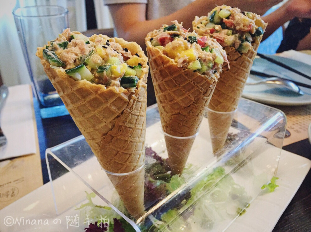 #美食# 金枪鱼手卷（收集或喜欢我照片的 欢迎关注我 专辑里所有照片都是本人努力拍摄调色过的~ 技术渣 但都是诚意出品~）