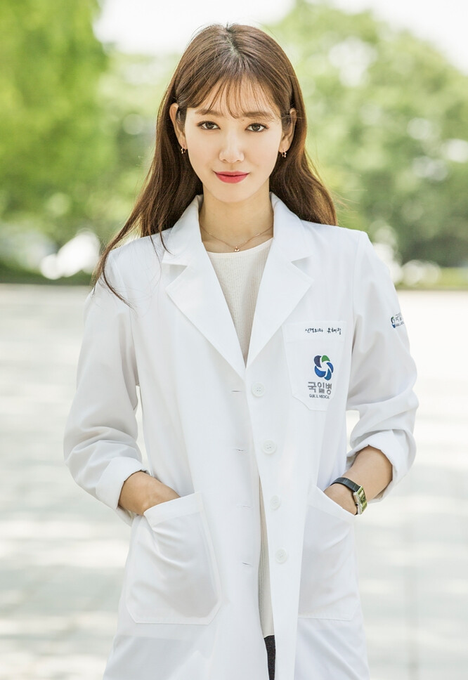 【2016年6月20日】《Doctors》是由吴忠焕执导，河明熙编剧，金来沅、朴信惠、尹均相、李圣经主演的月火剧。 该剧是讲述踩着过去伤痛成为医生的两个男女，看尽人生百态后成长，开启人生只有一次的爱情的人类医学剧。该剧于2016年6月20日在韩国SBS电视台首播。