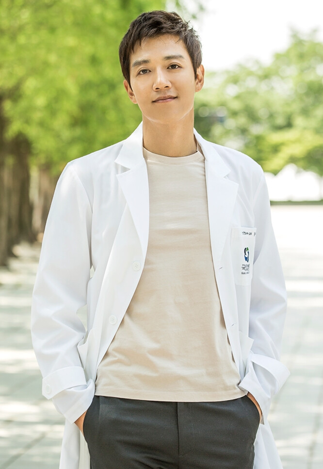 【2016年6月20日】《Doctors》是由吴忠焕执导，河明熙编剧，金来沅、朴信惠、尹均相、李圣经主演的月火剧。 该剧是讲述踩着过去伤痛成为医生的两个男女，看尽人生百态后成长，开启人生只有一次的爱情的人类医学剧。该剧于2016年6月20日在韩国SBS电视台首播。