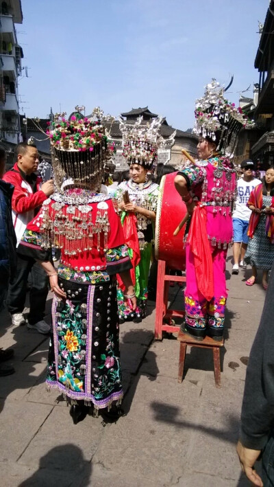 凤凰古城苗族节日四月八跳花节，苗族服饰