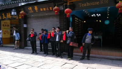 凤凰古城苗族节日四月八跳花节，苗族服饰