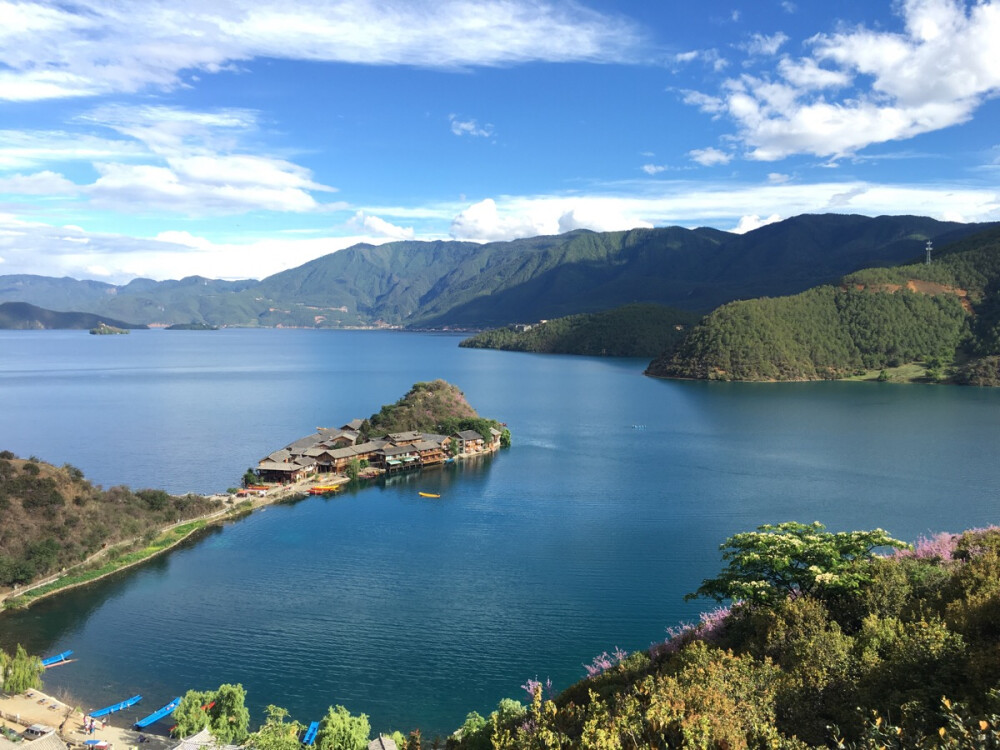 里格岛·心形水域，两种水色