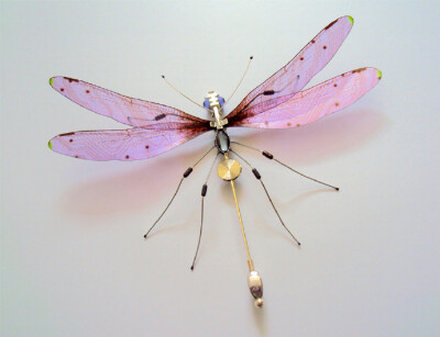 她用废弃的电子垃圾做成的蝴蝶竟然比真的还美！Julie Alice Chappell是一名来自英国的艺术家，她将一些电子垃圾的主板和元器件刻画成了蝴蝶、蜻蜓等样子，没想到，竟然美爆了！给环保的艺术点赞