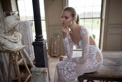 以色列著名婚纱品牌 Berta 释出最新2016秋冬婚纱系列广告大片，超模 Magdalena Frackowiak 出镜代言演绎品牌新季婚纱系列，精致奢华令人惊叹！