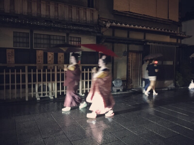 赶上下雨☔️，夜晚花见小路匆匆赶场的盛装艺妓被我拍成了风一样的女子