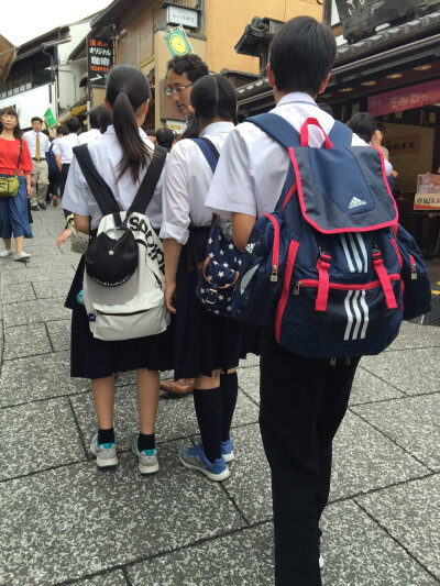 去寺庙祈福的日本学生成群结队