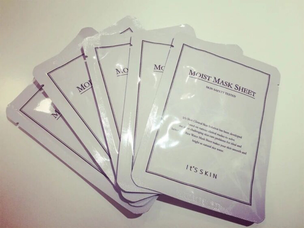 【安利】it's skin伊思 高保湿美白moist白色面膜贴 这是我无意间用到的一款面膜 非常舒服 补水效果很好用完很清爽 它的精华就是水质的 不像其他面膜的精华很黏 粘皮肤 而且用完过后皮肤会很光滑水嫩嫩的非常好！！现在在市面上很难找到 我托代购在韩国都很难找到 