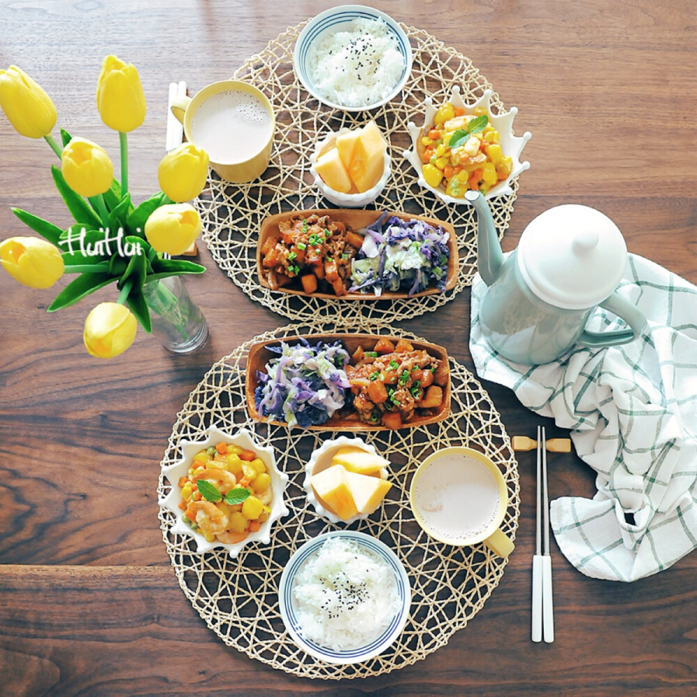 早午安，今天早餐：芒果虾仁+清炒紫甘蓝+土豆肥牛+花生浆+哈密瓜。
好爱今天的芒果虾仁，食谱也写出来了，今天周末大家有兴趣可以试着做一下，酸酸甜甜，好看又好吃。
夏天的水果都好好吃，好甜阿。
公众号回复96查看。
公众号：kitchenwu