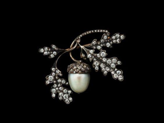Baroque Pearl
Treasures的直译就是巴洛克珍珠宝藏，很多人都知道“巴洛克”风格，但不清楚这个词最原始的意思就指的是异形珍珠。Baroque Pearl Treasures就是指这样一种把歪七扭八的畸形珍珠做出特别镶嵌的珠宝，，不过早在巴洛克时期以前就出现了很多这种很具巧思的珠宝，喜欢吗？