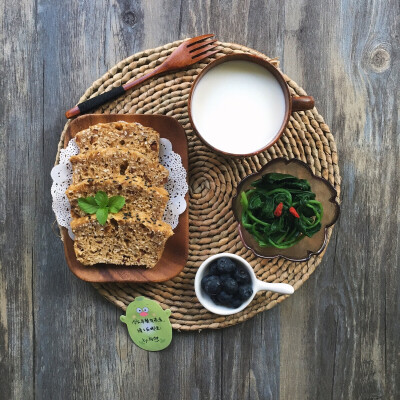 2016.6.25早餐记录：牛奶+红枣燕麦糕+烫菠菜+蓝莓