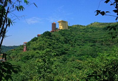 位于重庆市下游丰都县的长江北岸，是长江游轮旅客的一个观光胜地，是国家首批AAAA级旅游区。丰都鬼城以各种阴曹地府的建筑和造型而著名，被人们传为“鬼国京都”、“阴曹地府”，成为人类亡灵的归宿之地。鬼城内有哼…