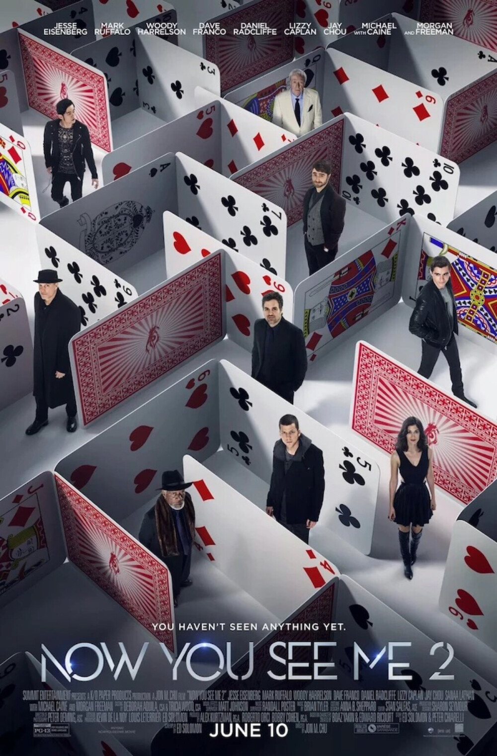 「惊天魔盗团2」没看过第一部，听说挺好看，回头要补，这部感觉还不错。讲述四骑士遇到了麻烦，为了自己踏上了一趟复杂惊险的旅途，魔术很酷炫啊，不过强加的中国元素总让我觉得讨好意味太浓，其他的还不错哦～有哈利波特扮演者丹尼尔让我着实很开心啊！