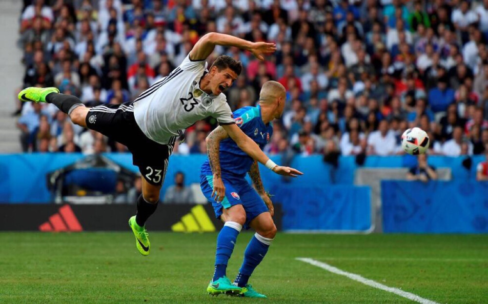 中文队名：德国国家男子足球队 外文队名：Deutschland Fussball Bund 运动项目：足球 所属地区：欧洲 成立时间：1900年（庚子年）1月28日 现任主教练：尤阿希姆勒夫：4次世界杯冠军，4次世界杯亚军，3次欧洲杯冠军，3次欧洲杯亚军Instagram：transparentvivi2016年欧洲杯马里奥戈麦斯