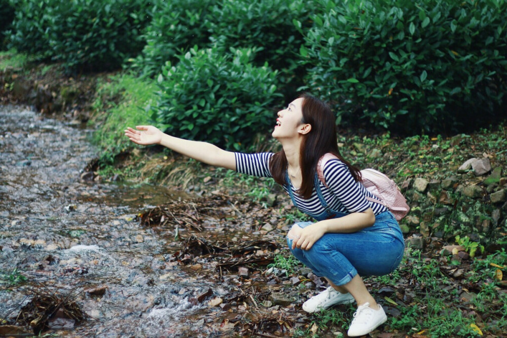 出镜：赵丢丢
摄影：IRIS沈小鹿
带着你来到我很喜欢的九溪。
上次我们一起在杭州玩还是一零年高考结束，时隔六年，再次来到这里。你喜欢，我也喜欢。
和你一路嬉闹、赤脚踩过九条溪流，又拍了一些美美的你，我喜欢，你也喜欢。
我们一起度过这些年，所谓最好的年华，如此就够了。