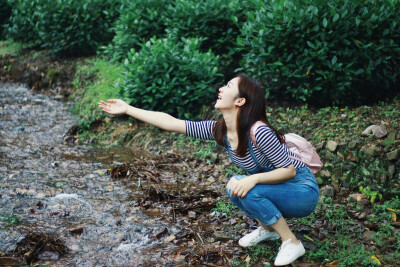 出镜：赵丢丢
摄影：IRIS沈小鹿
带着你来到我很喜欢的九溪。
上次我们一起在杭州玩还是一零年高考结束，时隔六年，再次来到这里。你喜欢，我也喜欢。
和你一路嬉闹、赤脚踩过九条溪流，又拍了一些美美的你，我喜欢，…