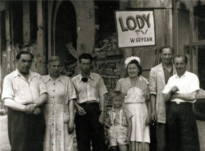 1946年的时候，他们家族在这里开了全市的第一家冰淇淋店“Lody Miś"