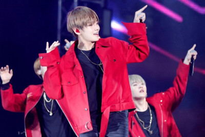 難道只有我看到後面的SUGA 然后偷偷笑了下吗？A.A