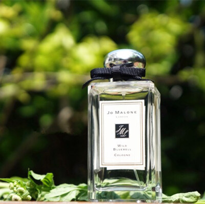 名称：Wild Bluebell （蓝色风铃草）
品牌：Jo Malone（祖马龙）
香水香调：
前调：风铃草、丁香
中调：铃兰、茉莉、玫瑰果
尾调：白龙涎香、麝香