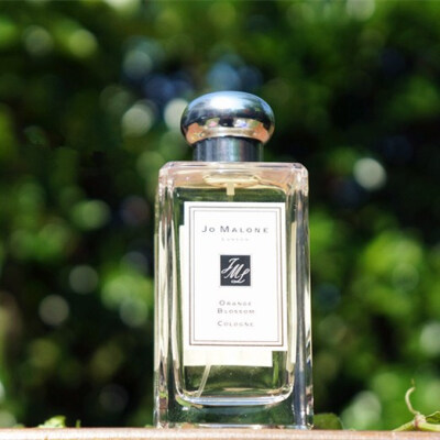 名称：Orange Blossom （橙花）
品牌：Jo Malone （祖马龙）
香调：柔美花香调
前调：柑橘，dewy greens，克莱门氏小柑橘叶
中调：桔花，荷花
尾调：丁香花，桔花