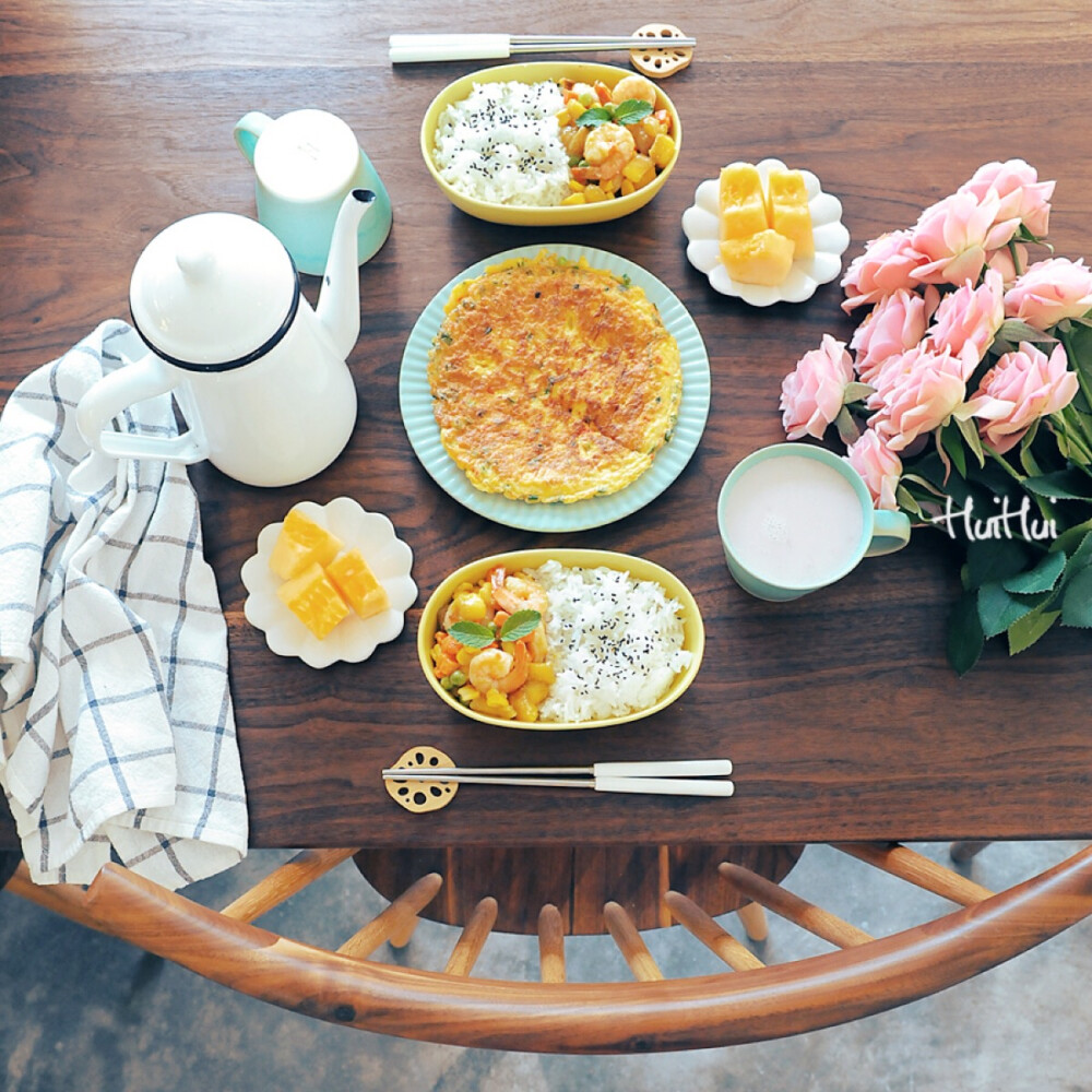 早安，今日早餐：芒果虾仁饭+蟹肉煎蛋+哈密瓜+花生浆。
芒果虾仁做法公众号回复96查看食谱，酸酸甜甜，清爽好吃。
公众号：kitchenwu