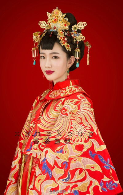 眉如青黛横，眼鬟落花凝。芙蓉不及美人妆，金玉盘头珠翠亮！